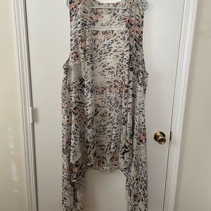 22/24W sheer flowy abstract print vest